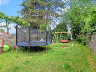 <strong>Zeer ruime halfopen en goed gelegen eengezinswoning met 3 slaapkamers (4 mogelijk), badkamer, berging, garage en tuin.</strong><br />Deze woning is ideaal gelegen, hier geniet je van het beste van twee werelden: de groene, gezinsvriendelijke sfeer van een dorp én de vlotte verbinding met Brussel, Zaventem en de ring. Op wandelafstand vind je scholen, winkels en sportfaciliteiten.<br /><br /><u><strong>Indeling van de woning:</strong></u><br /><strong>Niv +0: </strong>ruime inkomhal met vestiaire en apart toilet, grote gesloten en ingerichte keuken met ontbijthoek en zicht op de tuin, eetkamer met zicht op de tuin, grote leefruimte met gezellige open haard. Gezellig terras en leuke tuin.<br /><strong>Niv +1:</strong> ruime nachthal met apart toilet, 3 slaapkamers, terras en badkamer met twee wastafels en ligbad met douche.<br /><strong>Niv +2:</strong> in te richten zolder (waar nog een slaapkamer mogelijk is).<br /><strong>Niv -1:</strong> grote garage voor 2 wagens met berging, kelder en wasplaats met rechtstreekse toegang tot de tuin.<br /><br />Check ook onze virtuele tour!<br /><br /><u><strong>Extra informatie en troeven:</strong></u>
<ul><li>Leuke, volledig omheinde tuin met terras</li><li>Zeer ruime volumes</li><li>Grote tuin welke verschillende leuke plekjes vol zon kan bieden</li><li>Regenwaterput</li><li>Parkeerplaats voor de garage</li><li>Bekijk zeker onze plannen in bijlage</li></ul>
<br />Aangeboden met ERA comfort garantie<br />Meer informatie? Contacteer Nicolas Geeraerts via +3223351115<br />JOUW DROOMHUIS. ZO GEVONDEN!