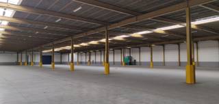 Entrepôt logistique à louer à Sint-Niklaas. La propriété de 2.942 m² a une construction en béton/métal, un toit plat, une hauteur libre de 5-8m,...