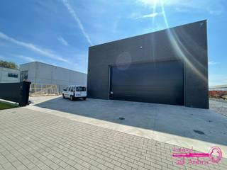 --> Recent magazijn 579 m² (voor gedeeld gebruik met eigenaar) met ingericht kantoor (+/- 20 m²) --> kantoor enkel voor de huurder bruikbaar-->...