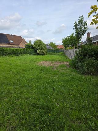 Bouwgrond 723m² Lochristi, dicht bij centrum<br /><br />Geen bouwverplichting.<br /><br />Deze unieke grond, gelegen in een doodlopende straat, ligt dicht bij het centrum, en heeft een vlotte toegang tot de E17, maar ver genoeg om geen lawaaihinder te hebben.<br /><br />De handige vorm zorgt ervoor dat je maximaal kan genieten van de tuin en dit vanuit verschillende ruimtes. Hierdoor kan je een heel open licht huis bouwen. Natuurlijk is er geen bouwverplichting.<br /><br />Voor meer informatie, mail naar grond.lochristi@immo-transfer.be<br /><br />Kadastrale gegevens = C82/z - 24 - 123/2<br /><br /><br />Richtprijs. Compromis ondertekenen bij notaris.