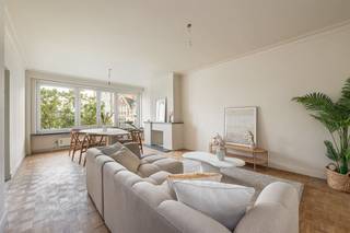 <p><span>Een schitterende lichtinval, mooie grote ruimtes en enkele authentieke touches, meer heb je soms niet nodig om te weten: dit is een pareltje! Het toffe terrasje, vele ingemaakte kasten en centrale locatie zijn extra troeven.</span></p><p><span> </span></p><p><span>Location, location, location! Dat is hét keyword van dit lichte hoekpand pal op de hoek van de Carnotstraat met de Kerkstraat. Openbaar vervoer alom vertegenwoordigd, en voor een rondje door de Carrefour Express hoef je enkel de straat over te steken. Je komt het appartement op het vierde binnen in de grote inkomhal, waar je meteen een ruime, ingemaakte kast hebt. </span></p><p><span> </span></p><p><span>Wat een licht & zicht!</span></p><p><span>Door de dubbele deuropening steelt de leefruimte de show, meerbepaald: de blokjesparket, de prachtige lichtinval en de authentieke schouw. Met ca. 35 m² zet je hier met gemak een groot salon en een eethoek. Door het kamerbrede raam vooraan komt het kenmerkende, elegante dak van het station piepen van achter de daken én heb je vanop de vensterbank first row seats op het reilen en zeilen van deze bruisende buurt. De aanpalende, olijfgroene keuken van ca. 10 m² is voorzien van: grote koelkast en diepvries, heteluchtoven, vaatwasser, inductievuur en voldoende kastruimte. De deuropening is verbreed om extra leefkeuken gevoel te creëren.</span></p><p><span> </span></p><p><span>Weer in de hal, heb je nog een apart gastentoilet en een badkamer ernaast. Die is met z’n grijze tegel en meubel in donker hout absoluut tijdloos. De inloopdouche en lavabo met spiegelkasten voorzien al je noden. De twee lichte, ruime slaapkamers bevinden zich aan de achterzijde en hebben allebei rolluiken en PVC-parketvloeren. De masterbedroom heeft toegang tot het gezellige terrasje achteraan. Dat beslaat de hele breedte van het appartement, is oostgericht en heeft een verzorgde bankirai vloer. Met 6,5 m</span><span>² heb je hier zeker plaats voor een bistrotafel en twee stoelen, en nog enkele planten of kruidenbakken.</span></p><p><span> </span></p><p><span>Zo in het centrum & alles op wandelafstand</span></p><p><span>Veel centraler dan dit wordt het niet, op de hoek van de Carnotstraat en de Kerkstraat. Je wandelt van hieruit zo tot op de vernieuwde Rooseveltplaats en het centrum. Je hebt keuze te over uit allerlei soorten openbaar vervoer vlak voor je deur en het station ligt op amper 10 minuutjes stappen. Buurtwinkels, supermarkten en eethuisjes? Net om de hoek, op elke dag van de week. Met zowel het Laar als het gezellige Moorkensplein op enkele minuten stappen, hoef je nooit ver om iets te gaan drinken - of eten. Toch met de auto eropuit? Dan ben je zo op de Singel, Leien en Antwerpse Ring.</span></p>