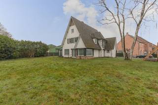 <p><span>Statige villa met uitzonderlijk potentieel op toplocatie in Berlare</span></p><p><span><br /></span></p><p><span>Ontdek deze karaktervolle te renoveren villa op een ruim perceel van maar liefst </span><span>1.551,68 m²</span><span>, met een indrukwekkende </span><span>straatbreedte van 39,42 meter</span><span>. Gelegen net buiten het centrum van </span><span>Berlare</span><span>, op wandelafstand van het prachtige </span><span>kasteelpark</span><span>, combineert deze eigendom rust, ruimte en een uitstekende bereikbaarheid.</span></p><p><span>Dankzij de royale bewoonbare oppervlakte biedt deze woning uitzonderlijk veel mogelijkheden: van comfortabel wonen tot wonen-werken of een rendabel investeringsproject.</span></p><p><span> </span></p><p><span>Indeling</span></p><p><span>Op het gelijkvloers verwelkomt een royale inkomhal met vestiaireruimte en gastentoilet u in de woning. Aansluitend vindt u een lichtrijke woonkamer en een aparte keuken met veranda, die bovendien mogelijkheden biedt tot uitbreiding. Verder zijn er een badkamer, bergruimte en een </span><span>inpandige garage</span><span>, die perfect kan worden geïntegreerd als extra leefruimte, bureau of praktijk voor een vrij beroep.</span></p><p><span>De eerste verdieping telt </span><span>vier volwaardige slaapkamers</span><span>, een extra bergruimte en een zolder, ideaal voor bijkomende opslag of verdere invulling.</span></p><p><span> </span></p><p><span>Buitenleven</span><span><br />De woning wordt omringd door een </span><span>grote, zonnige L-vormige tuin</span><span>, waar het heerlijk vertoeven is in alle privacy. Aan de rechterzijde van het perceel bevindt zich een </span><span>brede en lange oprit</span><span>, wat extra comfort en parkeermogelijkheden biedt.</span></p><p><span> </span></p><p><span>Unieke extra troef</span><span><br />Het perceel is opgedeeld volgens een </span><span>PV-opmetingsplan</span><span>:</span></p><ul><li><span>Lot 1</span><span>: 792,25 m² – met de bestaande woning</span></li><li><span>Lot 2</span><span>: 759,43 m² – geschikt voor de realisatie van een </span><span>extra vrijstaande woning </span><span>of kan als tuin worden gebruikt met een tuinkamer, mits naleving van de geldende voorschriften. Via lot 2 kan tevens een tweede toegang gerealiseerd worden. </span></li></ul><p><span> </span></p><p><span>Dit maakt deze eigendom bijzonder interessant voor wie wil bouwen, investeren of combineren. Meer informatie hierover is verkrijgbaar via ons kantoor.</span></p><p><span> </span></p><p><span>Bij </span><span>Immo Twins</span><span> begeleiden wij u graag, samen met onze betrouwbare partners </span><span>Freca</span><span>, door het volledige renovatietraject: van een eerste vrijblijvende offerte tot de uiteindelijke oplevering. </span><span>Samen bouwen we aan uw toekomst!</span></p><p><span> </span></p><p><span>Een echte </span><span>buitenkans</span><span> die snel ontdekt zal worden. </span><span>📞</span><span> </span><span>Interesse?</span><span> Plan vandaag nog uw bezoek! </span><span></span></p><p><span>Contact</span></p><p><span>Immo Twins – 052 55 55 55 – <span>info@immotwins.be</span></span><span><br />Stefaan – 0473 46 88 77 – <span>stefaan@immotwins.be</span></span></p><p><span> </span></p><p><span> </span></p>