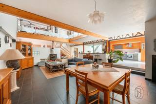 Deze ruime loft van ongeveer 400 m², gelegen in het hart van het dorp Dottignies, biedt veel ruimte en ruime mogelijkheden om naar eigen smaak in te richten.De begane grond bestaat uit een ruime hal, een woonruimte, een ingerichte keuken, een badkamer, een apart toilet en een aparte wasruimte.Op de bovenverdieping vindt u een hal op de mezzanine, twee slaapkamers en een ontspanningsruimte. De hoofdslaapkamer beschikt over een inloopkast, een ruimte die kan worden ingericht als kantoor en toegang tot een buitenterras. Er is ook de mogelijkheid om hier een eigen badkamer te creëren, zodat een echte oudersuite ontstaat. De loft is onder meer voorzien van PVC-kozijnen met dubbele beglazing, centrale verwarming op gas op de bovenverdieping en vloerverwarming op de begane grond. Verder is het voorzien van zonnepanelen, een boiler van 300 liter, een elektrische installatie die aan de voorschriften voldoet, een artesische put, een nieuw dak en dakconstructie, evenals een alarmsysteem en een videofoon.Sommige ruimtes moeten nog worden afgewerkt, waardoor toekomstige bewoners de mogelijkheid hebben om de woning naar eigen wens en behoefte in te richten.Een bijzondere en ruime loft met talrijke inrichtingsmogelijkheden in een centrale omgeving.