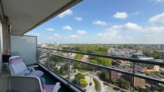 <p>Welkom in deze prachtige appartement in het hart van Wilrijk! Met een bewoonbare oppervlakte van 88m², biedt deze woning een comfortabel en stijlvol leven met adembenemende uitzichten.</p><p>Het appartement beschikt over twee ruime en lichte slaapkamers, ideaal voor gezinnen of stelletjes die op zoek zijn naar extra ruimte. De woon- en eetkamer zijn royaal en bieden een perfect kader voor gezellige momenten met familie en vrienden. Grote ramen zorgen voor veel natuurlijk licht en bieden een panoramisch uitzicht over de stad.</p><p>De keuken is praktisch en voorzien van alle nodige toestellen voor wie van koken houdt. Een moderne badkamer met inloopdouche en wastafel zorgt voor extra comfort.</p><p>De troef van dit appartement is ongetwijfeld het grote terras, waar u kunt genieten van de zonsondergang en het prachtige uitzicht over de stad. Dit is de ideale plek om tot rust te komen na een drukke dag.</p><p>Gelegen in een rustige buurt, dicht bij winkels, scholen en openbaar vervoer, biedt deze woning de perfecte combinatie van comfort en gemak. Dit is een unieke kans om te investeren in een waardevol pand op een toplocatie. Wacht niet langer en plan vandaag nog een bezoek!<br />Maak snel uw afspraak op www.immodelaet.be of op 036440088</p>