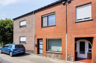 <p><span>Gelegen in een rustig en doodlopend straatje, op een zucht van Leuven en op wandelafstand van de bruisende dorpskern van Bierbeek, zijn wij verheugd deze knusse en instapklare starterswoning te koop aan te bieden. <br />Deze fijne woning is gelegen op een perceel van 80 m² en heeft een nuttige bewoonbare oppervlakte van 79 m² en omvat op het gelijkvloers een living met aansluitend de lichtrijke keuken, een gastentoilet en een veranda met toegang tot de gezellige koer met praktische berging. Hogerop op de eerste verdieping bevinden er zich een nachthal, 2 volwaardige slaapkamers en een badkamer. Verder beschikt dit eigendom nog over een bergzolder. <br /></span><span>Kortom, deze gezellige woning met stadskoer, gelegen op een rustige doch centrale locatie is zeker uw bezoek waard. Voor snelle beslissers. </span></p>