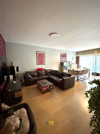 <p><span>Op zoek naar een instapklaar appartement met bijhorende garage op een zeer goede locatie dan is dit eigendom zeker een bezoek waard, op de eerste verdieping biedt de inkomhal toegang tot een ruime living (33 m²) en een recente, enkelwandige keuken, verder in de hal vindt u een praktische berging, het aparte toilet, de 1ste slaapkamer (9m²) met terras op het zuidoosten gericht, de tweede slaapkamer (13 m²) en de badkamer voorzien van een (nieuwe) douche en wastafel, e-peil = B (net geen A &lt; 105), conforme elektriciteit, asbestveilig, onlangs werd het hoofddak en de collectieve cv ketel vernieuwd</span></p>