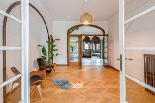 <strong>Landbergh bezoekdag: ontdek dit authentieke interbellumappartement tijdens het bezoekmoment op vrijdag 2 oktober tussen 15u en 18u, uitsluitend op afspraak.</strong><br /><br />Dit karaktervolle duplexappartement van ca. 215 m² ligt aan de Gentse binnenring, vlak bij de Watersportbaan, Blaarmeersen en Coupure. Een topligging voor wie houdt van sport, groen én de nabijheid van het culturele en commerciële centrum van Gent.<br /><br />Op het gelijkvloers bevinden zich een royale inkomhal, idyllische fumoir, bureauruimte, gastentoilet, gezellige huiskamer en een lichtrijke leefruimte. Aansluitend ligt een charmante stadstuin met vijver en druivelaar.<br />Op de eerste verdieping vindt u twee slaapkamers, een badkamer en een compacte keuken. De keuken kan eventueel plaatsmaken voor een derde slaapkamer, terwijl een nieuwe keuken op het gelijkvloers kan worden geïntegreerd. Een ruime kelder biedt extra bergruimte. Het appartement beschikt over een garage, vergund als fietsenberging, met een oprit die in onderling overleg kan worden gebruikt.<br /><br />Het pand dateert uit het interbellum en werd ontworpen door de Gentse architect Charles Hoge, bekend om zijn karaktervolle architectuur met sterke volumewerking, hoge daken en verfijnde details. <br /><br />EPC C | CV op stookolie | EK conform | Niet-asbestveilig<br /><br />Interesse in dit unieke stukje Gentse architectuurgeschiedenis? Maak vrijblijvend een afspraak via michiel@landbergh.be of 09 278 78 79.