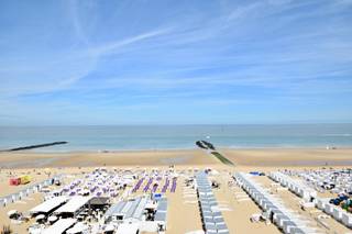 Fantastisch gerenoveerd appartement met panoramisch zeezicht. Het appartement is ideaal gelegen tussen het Lichttorenplein en het Albertplein, op wandelafstand van de winkels en de zee. Indeling: inkomhal met gastentoilet en vestiaire. Lichtrijke woon- en eetkamer met directe toegang tot het terras genietend van frontaal zeezicht. Moderne open keuken, volledig uitgerust met hoogwaardige materialen. Praktische berging. Master bedroom met ingemaakte kasten en en-suite badkamer (dubbele lavabo, inloopdouche en toilet). Tweede ruime slaapkamer met ingemaakte kasten en douchekamer. Beide slaapkamers geven toegang tot het terras achteraan. 3de slaapkamer met stapelbedjes. Privatieve kelder in de residentie. Mogelijkheid tot aankopen van een garagebox met bergruimte. Lift en inkomhal recentelijk vernieuwd in de residentie Odysseus. Meubelen inbegrepen in de prijs.
