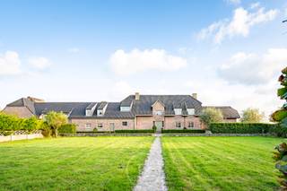 Gelegen op een groen domein van 1,5 hectare ligt dit schitterend landhuis met een bewoonbare oppervlakte van maar liefst 605 m². De ligging biedt...