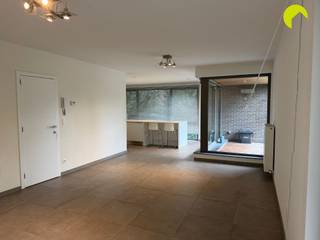 <p><span>Dit prachtige 3 slaapkamer appartement van 111m² vinden we terug in een rustige woonwijk in Mortsel, nabij openbaar vervoer, winkels, scholen, …</span></p><p><span> </span></p><p><span>Indeling:</span></p><p><span> </span></p><p><span>We betreden het appartement via de ruime inkomhal met ingemaakte kasten, hier is tevens ook een apart toilet voorzien.</span></p><p><span>De leefruimte heeft zicht op het ruim en overdekt terras en bevat veel lichtinval door de vele raampartijen. </span></p><p><span>De open keuken is om de hoek van de leefruimte te vinden en is voorzien van alle comfort. Naast de keuken is er nog een handige berging met ruimte voor een wasmachine.</span></p><p><span>Via de nachthal vinden we, achteraan het appartement, de 3 volwaardige slaapkamers terug.</span></p><p><span>De badkamer is voorzien van een dubbele wastafel, een grote inloopdouche alsook een ligbad!</span></p><p><span> </span></p><p><span>Ten slotte is er nog een handige ondergrondse garagebox inbegrepen in de prijs!</span></p><p><span> </span></p><p><span>Het appartement zal geschilderd afgeleverd worden.</span></p><p><span> </span></p><p><span>Nuttige informatie:</span></p><ul><li><span>Beschikbaarheid: 01/07/2026</span></li><li><span>Maandelijkse lasten: €150 (poetsen gemene delen, onderhoud tuin, elektriciteit gemene delen, …)</span></li><li><span>Huurwaarborg: 3 maanden</span></li><li><span>Plaatsbeschrijving: €225 per partij</span></li><li><span>EPC label B 103kWh/m²J</span></li></ul><p><span> </span></p><p><span>Boek nu zelf ONLINE uw afspraak in. Surf naar het betreffende eigendom op onze website <span>www.habicom.be</span></span><span> en klik op de roze knop </span><span>'PLAN EEN BEZOEK'</span><span>. <br />Kies het moment dat u het beste uitkomt, vul de gevraagde contactgegevens in en klik nadien op verzenden om te bevestigen.</span></p><p><span> </span></p>