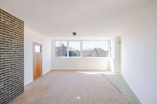 <p><span>Bent u op zoek naar een strategisch gelegen opbrengsteigendom met sterke rendementsperspectieven? Ontdek dan dit kleinschalige gebouw bestaande uit 6 appartementen en 8 garageboxen, gelegen nabij het centrum van Beveren-Waas. </span></p><p><span> </span></p><p><span>Enkele troeven in een notendop: </span></p><p><span>- Gelegen nabij centrum Beveren-Waas</span></p><p><span>- Recent vernieuwde buitenschil: nieuwe ramen, geïsoleerd dak en spouwisolatie.</span></p><p><span>- Degelijke betonnen basisstructuur</span></p><p><span>- Kleinschalig gebouw</span></p><p><span> </span></p><p><span>Zo ziet het gelijkvloers eruit:</span></p><p><span>Appartement (68m²) vooraan omvattende twee slaapkamers, leefruimte, keuken en badkamer. Mogelijkheid tot omvorming naar handelspand of kantoor (mits vergunning).</span></p><p><span>Achteraan is er een éénslaapkamer appartement (62m²) met privatief terras achteraan. </span></p><p><span> </span></p><p><span>De eerste en tweede verdieping bestaan uit twee appartementen per verdiep:</span></p><p><span>Appartement (75m²) omvattende twee slaapkamers, leefruimte, keuken en badkamer </span></p><p><span>en een appartement van (69m²) omvattende twee slaapkamers, leefruimte, keuken en badkamer.</span></p><p><span> </span></p><p><span>Beide appartementen beschikken over een terras achteraan met open uitzicht. </span></p><p><span> </span></p><p><span>Het gebouw werd recent voorzien van een nieuw dak, spouwisolatie en nieuw buitenschrijnwerk. Op deze manier is de buitenschil volledig futureproof. De appartementen zijn in op te frissen staat, maar dankzij de solide basisstructuur en logische indeling biedt dit een hoog opwaarts potentieel. Door de plaatsing van lucht-lucht warmtepompen en zonnepanelen kunnen de appartementen eenvoudig opgewaardeerd worden naar een EPC-label B. </span></p><p><span> </span></p><p><span>EPC bus 1: 372 kWh/m² jaar (D-label)</span></p><p><span>EPC bus 2: 305 kWh/m² jaar (D-label)</span></p><p><span>EPC bus 4: 392 kWh/m² jaar (D-label)</span></p><p><span>EPC bus 5: 261 kWh/m² jaar (C-label)</span></p><p><span>EPC bus 6: 352 kWh/m² jaar (D-label)</span></p><p><span> </span></p>