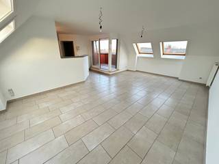 Wevelgem : Penthouse met 2 slaapkamers op 4de verdieping te koop te Wevelgem.Indeling * inkomhal, 2 slaapkamers, apart toilet, badkamer, living, open...