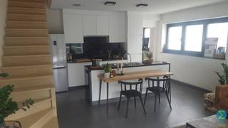 <strong>Mooi 2-slaapkamer duplex appartement met achterliggende garagebox. </strong><br /><br /><span>Indeling:</span> inkom, apart toilet, woonkamer met open keuken en toegang tot mooi zonnig terras, berging/wasplaats. Via een vaste houten trap bereikt u het verdiep alwaar zich 2 slaapkamers en badkamer bevinden. Achteraan het gebouw is nog een aparte garagebox + buiten staanplaats. Verwarming: warmtepomp lucht/water <br /><br /><span>Gemeenschappelijke kosten:</span> provisie van € 50 per maand<br /><br /><span>Beschikbaar:</span> 1 februari 2026<br /><br /><span>EPC:</span> 81,26 kWh/m² - uc: 13036-G-5565/EP11928/B912/D01/SD003<br /><br /><span>Specificaties:</span><br />* Hemelwaterrecuperatie voor gastentoilet<br />* CV: warmtepomp lucht/water (vloerverwarming)
