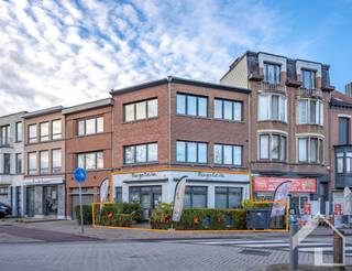 Immeuble de rapport bien situé avec un local commercial et deux appartements, rendement stable jusqu'à 6 %Cet immeuble de rendement bien entretenu et...