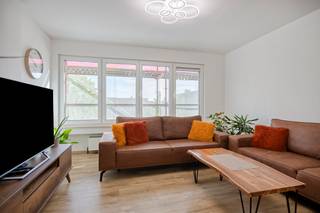 Dit mooi en ruim appartement, gelegen op de 2de verdieping, biedt alle comfort voor aangenaam wonen.
Het appartement omvat een inkomhal, een gezellige en lichtrijke living, een volledig uitgeruste keuken met aansluitende berging, een apart toilet en een badkamer voorzien van douche en wastafel. Verder zijn er 2 volwaardige slaapkamers aanwezig. Epc B
Genieten kan op het zonnige terras, ideaal om tot rust te komen. Garage kan gehuurd worden. Gevel zal volledig vernieuw zijn!
Troeven van dit appartement:

Ruime en lichtrijke leefruimte
2 slaapkamers
Praktische berging aansluitend aan de keuken
Zonnig terras
Goede indeling en aangenaam wooncomfort
Interesse? Neem gerust contact op voor meer informatie of een bezoek ter plaatse.

Exclusief te koop aangeboden via de Oximo online verkoopsprocedure. Voor registratie en aanvaarding van de verkoopsvoorwaarden zie www.oximo.be.