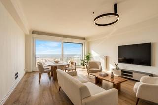 [[ DIT PAND NEEMT DEEL AAN DE ERA OPEN HUIZEN DAG OP 19/9 VAN 16:00 TOT 17:00 ]]
<p>Appartement in Westende, op de Zeedijk met frontaal zeezicht.</p>

<p> </p>

<p>Dit doorloopappartement aan de Koning Ridderdijk in Westende-bad biedt een aangename combinatie van comfort en ligging aan de Belgische kust. Dankzij de praktische indeling is dit appartement ideaal als vaste woonst, tweede verblijf of investering aan zee. De lichtrijke leefruimte zorgt voor een aangename woonbeleving, terwijl de nabijheid van de zee, winkels en horecazaken een extra troef vormt. Met een gunstig EPC-label B geniet u bovendien van een energiezuinig appartement op een centrale locatie in Westende.</p>

<p> </p>

<p>Belangrijkste ruimtes:<br />• Lichtrijke woonkamer met aangename leefruimte<br />• Functionele keuken met praktische indeling<br />• 2 slaapkamers geschikt voor gezin, gasten of bureau<br />• 2 terrassen (voor en achter)</p>

<p> </p>

<p>Troeven:<br />• Gelegen vlak bij de zee en de zeedijk van Westende<br />• Praktische indeling met 2 slaapkamers<br />• Energiezuinig appartement met EPC-label B</p>

<p> </p>

<p>Neem vandaag nog contact op voor meer informatie of een bezoek.</p>

<p> </p>

<p>JOUW DROOMAPPARTEMENT. ZO GEVONDEN!</p>