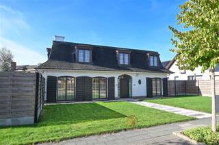 Deze ruime en energiezuinige villa (EPC B) is centraal gelegen in Gullegem en biedt maar liefst 296m² bewoonbare oppervlakte, vijf slaapkamers en bijzonder veel licht en ruimte. De klassiek geïnspireerde architectuur geeft de woning een uitgesproken en karaktervolle uitstraling. De imposante inkomhal met statige bordestrap zet meteen de toon en geeft toegang tot de royale woonkamer en eetkamer. Grote raampartijen zorgen hier voor veel natuurlijk licht en versterken het gevoel van ruimte. Centraal in de woning bevindt zich de recente, ruime en volledig geïnstalleerde keuken met groot kookeiland, veel werkruimte en alle hedendaags comfort: een praktische en aangename plek voor het dagelijkse gezinsleven. Verder beschikt het gelijkvloers over een afzonderlijk toilet en een bijzonder ruime multifunctionele ruimte met wasplaats en ingebouwde bergruimte. Dankzij haar oppervlakte en natuurlijke lichtinval leent deze ruimte zich ook uitstekend als extra slaapkamer, hobby-, werk- of praktijkruimte . Op de verdieping bevinden zich maar liefst vijf slaapkamers en een recente badkamer met toilet. Daardoor is de woning ideaal voor een groter gezin, maar ook voor wie extra ruimte zoekt voor een bureau, hobbykamer of logeerkamer. Daarnaast beschikt de woning over een droge en bruikbare kelder en een praktische zolder, bereikbaar via een zoldertrap, waardoor ook aan bijkomende opslagruimte geen gebrek is. Ook buiten is het aangenaam vertoeven in de tuin, met als belangrijke praktische troef de rechtstreekse uitweg achteraan. Dankzij onder meer vloerisolatie, dubbele beglazing, een recente verwarmingsketel en een conforme elektrische installatie scoort de woning ook technisch en energetisch bijzonder goed, zonder renovatieverplichting.Info & Visit: 0476 67 17 56 - Voor de beschrijving en de wettelijke informatieplicht (art.5.2.6 VCRO en Watertoets, EPC, EPC-nummer,…) verwijzen we naar de advertentie op de website van Titeca & Geelen Vastgoedpartners te bereiken via - https://www.tgvastgoed.be/- waar u ook andere interessante panden kan terugvinden. De inhoud van deze advertentie valt onder de uitsluitende aansprakelijkheid en verantwoordelijkheid van Titeca & Geelen Vastgoedpartners, Cédric Geelen BIV 510 764, die ons deze advertentie heeft aangeleverd. Klachten of opmerkingen over de inhoud dienen rechtstreeks aan Titeca & Geelen Vastgoedpartners kenbaar gemaakt worden via e-mail: - info@tgvastgoed.be