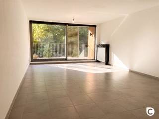 <p><span>Modern 3-slaapkamerappartement met zonnig terras, 2 badkamers en ondergrondse parking</span></p><p><span> </span></p><p><span>Op zoek naar een modern en ruim appartement op een rustige en groene locatie, maar toch vlak bij Antwerpen? Dit prachtige 3-slaapkamerappartement op de eerste verdieping combineert comfort, licht en een uitstekende ligging.</span></p><p><span> </span></p><p><span>Het appartement bevindt zich in het verlengde van de Roderveldlaan in Berchem, maar ligt op grondgebied Mortsel. Dankzij de rustige omgeving, het mooie uitzicht op de gemeenschappelijke tuin en vlotte bereikbaarheid geniet je hier van het beste van twee werelden.</span></p><p><span> </span></p><p><span> </span></p><p><span>Het appartement heeft volgende indeling:</span></p><p><span>Inkomhal &amp; berging</span><span><br />U betreedt het appartement via de inkomhal, voorzien van een parlofoon. Hier bevinden zich eveneens een praktische berging en een apart toilet.</span></p><p><span>Leefruimte &amp; keuken</span><span><br />De ruime en lichtrijke leefruimte beschikt over een mooie tegelvloer en geeft rechtstreeks toegang tot het zonnige zuiderterras, met zicht op de gemeenschappelijke tuin. De open keuken sluit mooi aan bij de leefruimte en is volledig geïnstalleerd met een koelkast, oven, dampkap, kookplaat en vaatwasser.</span></p><p><span>Slaapkamers</span><span><br />Het appartement beschikt over 3 slaapkamers. Alle slaapkamers bieden toegang tot het terras aan de voorzijde van het appartement. Dankzij deze indeling is er bovendien voldoende ruimte voor een gezin, thuiskantoor of logeerkamer.</span></p><p><span>Badkamers</span><span><br />Er zijn maar liefst 2 badkamers aanwezig. De eerste badkamer beschikt over een dubbel lavabomeubel, ligbad en toilet. De tweede badkamer is uitgerust met een dubbel lavabomeubel en een ruime inloopdouche.</span></p><p><span>Berging</span><span><br />Naast de berging aan de inkomhal is er nog een tweede, praktische berging aanwezig. Hier zijn aansluitingen voorzien voor een wasmachine en droogkast.</span></p><p><span>Parking &amp; fietsenstalling</span><span><br />Bij het appartement hoort een ondergrondse autostaanplaats, er bij te huren voor €95/maandDaarnaast zijn er 2 fietsenstallingen voorzien.</span></p><p><span> </span></p><p><span>Huurprijs &amp; kosten</span></p><p><span>Huurprijs: 1.520/maand<br />Provisie gemeenschappelijke kosten: 160/maand</span></p><p><span>Autostaanplaats: €95/maand<br />Individuele meters voor gas, water en elektriciteit.</span><span> </span></p><p><span> </span></p><p><span>Troeven</span></p><p><span>- Recent en modern</span></p><p><span>- Onmiddelijk beschikbaar</span></p><p><span>- Rustige en groene omgeving</span></p>