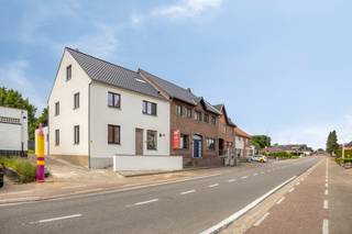Aan de Weg naar Opoeteren 170 in Oudsbergen treffen we dit volledig gerenoveerde duplex-appartement aan, gelegen op de eerste en tweede verdieping...