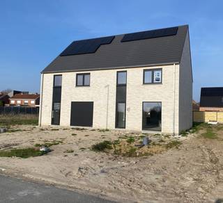 Maak kennis met onze laatste halfopen bebouwing in Wevelgem, op wandelafstand van het dorpscentrum en met uitstekende verbindingen naar de E403 en E17.<br />Dankzij de nabijheid van winkels, openbaar vervoer (trein en bus), een bakker en slager woon je hier centraal én comfortabel.<br /><br /><strong>Indeling van de woning:</strong><br />Gelijkvloers: inkomhal met apart gastentoilet, lichtrijke leefruimte met open keuken en een ruime berging. <br />Verdiep: nachthal, 3 volwaardige slaapkamers en badkamer met ligbad, douche, toilet en dubbel lavabomeubel. <br />Zolder: grote zolder te bereiken via een uitrekbare trap.<br /><br /><strong>Extra troeven:</strong>
<ul>
	<li>Gunstige locatie met vlotte bereikbaarheid</li>
	<li>Twee volwaardige bouwlagen (geen schuin dak in de slaapkamers)</li>
	<li>Verwarming via lucht/water warmtepomp met vloerverwarming </li>
	<li>5 zonnepanelen</li>
	<li>Regenwaterput 7.500l (aangesloten op toiletten/wasmachine/buitenkraan)</li>
	<li>Inclusief laminaat in nachthal en slaapkamers</li>
	<li>De woning wordt geschilderd en voorzien van verlichting</li>
	<li>De oprit en het terras worden reeds volledig aangelegd </li>
</ul>
Ben je op zoek naar een nieuwe thuis? Neem gerust contact met ons op voor een bezichtiging. 