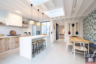 Maison de rangée meublée et prête à emménager – 5 chambres avec jardin, au cœur du vieux Knokke<br /><br />Découvrez cette charmante maison entièrement meublée, comprenant 5 chambres, idéalement située dans le vieux Knokke, à deux pas de la place du Marché aux Légumes. Un emplacement de choix : calme, tout en étant à distance de marche des commerces, restaurants et du centre animé.<br /><br />Composition :<br /><br />Rez-de-chaussée :<br />Hall d’entrée accueillant avec toilettes invités, local à vélos / petit garage, et espace de vie lumineux avec cuisine ouverte donnant sur le jardin avec terrasse ensoleillée – parfait pour se détendre ou partager un repas convivial.<br /><br />Premier étage :<br />Trois chambres spacieuses avec armoires encastrées et salle de douche moderne.<br /><br />Deuxième étage :<br />Deux chambres supplémentaires (dont une avec lits superposés) et une salle de bain séparée avec baignoire et douche à l’italienne.<br /><br />Informations pratiques :<br /><br />Disponibilité : à convenir<br /><br />Garantie locative : 3 mois<br /><br />Assurance obligatoire<br /><br />État des lieux : à frais partagés (50/50)<br /><br />Comptes de consommation (électricité, gaz, TV, internet, …) à ouvrir au nom du locataire<br /><br />Taxe de seconde résidence à charge du locataire (le cas échéant)<br /><br />Atouts :<br /><br />Entièrement meublée et prête à emménager<br />5 vraies chambres<br />Jardin ensoleillé avec terrasse<br />Emplacement central dans le vieux Knokke<br />Petit garage / local à vélos<br /><br />Cette maison allie confort, espace et convivialité – l’endroit idéal pour s’installer sans souci et profiter immédiatement de la vie à Knokke !