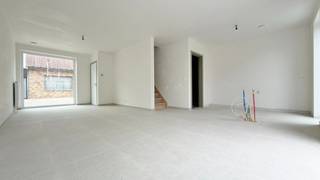 ! 6% BTW, ZOWEL BIJ AANKOOP VOOR EIGEN BEWONING ALS VOOR VERHUUR* !<br /><br />1 van de 4 beschikbare nieuwbouwwoningen, ontdek ons volledig aanbod via: https://www.vastgoedvancayzeele.be/te-koop<br /><br />Deze woning is volledig afgewerkt met kwalitatieve materialen en met oog voor comfort en duurzaamheid. <br /><br />Volgende praktische indeling: inkom met toilet, lichtrijke woonkamer met open volledig ingerichte keuken (naar keuze - budget inbegrepen in verkoopprijs), inpandige garage met aansluitend wasplaats/bergruimte en doorgang naar de tuin, 3 slaapkamers, bergruimte, badkamer met bad, douche, en badkamermeubel met dubbele lavabo, apart toilet. Ruime omheinde stadstuin, aangelegd terras.<br /><br />BEN-woning, EPC A, dankzij optimale isolatie, zonnepanelen, een regenwaterpomp en ventilatiesysteem D.<br />--> U kan bij aankoop genieten van een korting van 50% op de onroerende voorheffing gedurende 5 jaar.<br /><br />* (6%btw)indien u aan de voorwaarden voldoet (gedurende 5 jaar enige en eigen woonplaats of verhuur gedurende 15 jaar). Dit betekent dus een lagere instapprijs voor kopers-bewoners en een hoger rendement voor kopers-investeerders.<br /><br />Goede bereikbaarheid vlakbij invalswegen en op wandelafstand van het station en alle voorzieningen.<br /><br />Vraag een bezoek aan en laat u verleiden door deze instapklare en kwalitatieve woningen.
