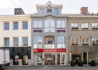 Deze recente opbrengsteigendom uit 1991 biedt een ideale mix van commerciële en residentiële functies op een centrale locatie in Oudenaarde...