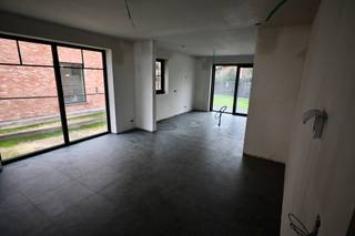 Ruime Nieuwbouwwoning met 3 tot 4 slaapkamers ! Indeling : Inkomhal , apart toilet , woonkamer met open keuken , wasplaats / berging . Eerste...