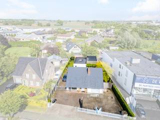 <u><strong>BEZOEKMOMENT</strong></u>: <br />Zat 29/08 van 14u-15u (enkel op reservatie) <br /><br />Roeselare-Gits. Opportuniteit aan de Bruggesteenweg gelegen. RUIME LUXE VILLA MET KANTOOR &amp; MAGAZIJN , 4 slaapkamers, uiterst commercieel en zichtbaar. Recent vernieuwd !<br /><br />Deze eigendom wordt aangeboden met een RICHTPRIJS. Elk bod hoger wordt besproken met de verkopers.<br /><br />Ideaal voor dienstverlening en luxueus wonen. Beroepen zoals : HVAC, elektriciens, vrije beroepen, coaching,...<br />Stockage oldtimers, exclusieve wagens, in/uit materieel,...<br />Deze ligging is goudwaard voor jouw ondernemening en zal een absolute meer waarde betekenen in uw branche / marktsegment.<br /><br />Commercieel geheel met parking voor een 5-8 wagens, vooraan en zijkant. Afsluiten met poort is voorzien. <br /><br />Het interieur in de villa is recent vernieuwd. Luchtige inkomhal, lichtrijke uitgestrekte living met eikparket, eiken deuren, de keuken is <br />uniek en biedt zicht op de tuin en het terras. Degelijke toestellen en afgewerkt in blauwsteen en eik. Aparte grote berging.<br />Er is een apart bureel met aparte inkomdeur + archief / ingemaakte kasten.<br />Boven zijn er 4 ruime slaapkamers recent professioneel geschilderd. Badkamer met ligbad, douche en dubbele lavabo.<br />Prachtige indrukwekkende nachthal. Er zijn exclusieve eiken kasten die kunnen worden overgenomen, te bespreken. <br /><br />Exterieur: meerdere terrassen en grasperken (zon en schaduw) ideaal voor BBQ en om simpelweg te genieten tussendoor.<br /><br />Magazijn. Via 2 sectionale poorten (4.5 x 2.2 en 3 x 2.2) in te rijden. 135-175m2  <br />Hoogte magazijn : 2.70.  Achteraan en rechterzijde zijn er 2 verzorgde overkappingen, ideaal voor extra berging.<br />Douche en stromend water aanwezig. <br /><br />Laat u verrassen door een persoonlijke rondleiding met onze vastgoedmakelaar, Nik die u alle mogelijkheden laat zien.<br />Reserveer uw kijkoment op 051 62 40 40. <br /><br /> 