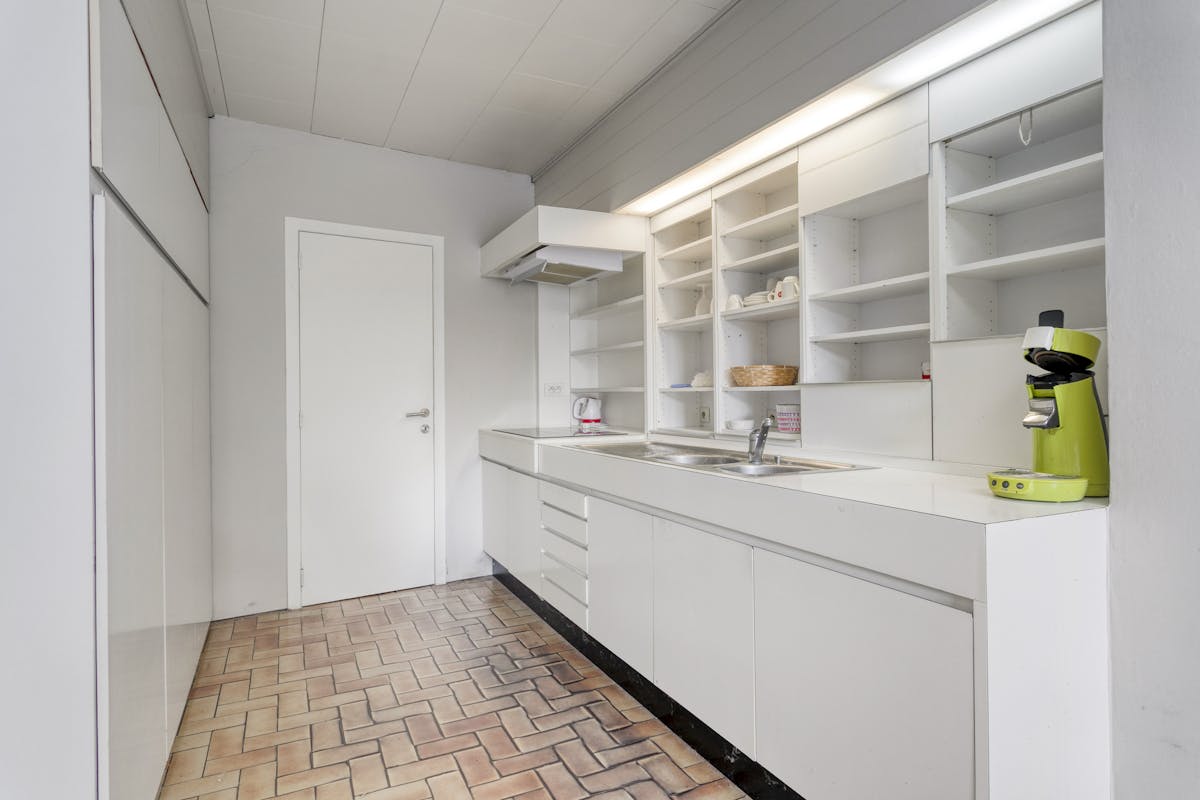 Maison unique à vendre avec un grand jardin et un excellent emplacement - photo 5