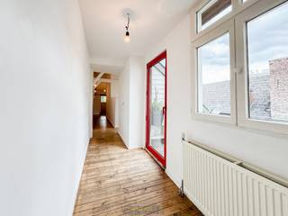 CHARMANT DAKAPPARTEMENT met HANDELS-/KANTOORRUIMTE (optioneel) in het HART van RONSE. Dit pand biedt dankzij zijn FUNCTIONELE INDELING en...