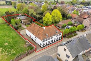 <p><span><span><span>Prachtige 18e-eeuwse hoeve in Maasstijl gelegen in de dorpskern van Ophoven, genaamd "Huize Reynders". </span></span></span><br /><br /><span><span><span>ALGEMEEN: <br />- Open bebouwing. </span><br /><span>- </span></span></span><span>Naast de indrukwekkende woonfaciliteiten biedt dit pand een unieke kans voor diverse (commerciële) toepassingen.</span><br /><span><span><span>- Bouwjaar: vermoedelijk dateert de woning uit 1707 en werd deze geropgebouwd na een brand in de 18e eeuw. <br />- Oppervlakte perceel: 27a50ca. <br />- De woning is gelegen in de Maasstraat, dorpskern van Ophoven. Vlakbij de Venlosesteenweg (N78) en op korte afstand van de Maas, Maasplassen en de Nederlandse grens. <br />- Bewoonbare oppervlakte: +/- 400m2. <br />- </span></span></span>Gezien het gebouw een erfgoedwaarde heeft, is deze volledig vrijgesteld van de renovatieverplichting.<br />- De woning is voorzien van een pannen dak op houten constructie. <br />- Houten ramen met enkele beglazing. <br />- Centrale verwarming op stookolie met radiatoren en convectoren. <br />- KI: €1.808 <br />- Huize Reynders is een witgekalkte, bakstenen gebouw onder schilddaken. De voorgevel is bepleisterd en witgeschilderd. Gaaf bewaarde, burgerlijke gebouwen uit deze periode zijn zowel in de Kempen als in het Maasland zeer zeldzaam. <br /><br />INDELING <br />De hoeve werd opgedeeld in een woonhuis en dienstgebouw. <br /><br />-> WOONHUIS: <br /><br />GELIJKVLOERS: <br />- Inkomhal voorzien van een kalkstenen vloertegel met toegang tot alle vertrekken. Hier valt het bepleisterde plafond met zichtbare moer- en kinderbalken meteen op. Deze plafonds werden doorgetrokken doorheen het gehele woonhuis & het bijgebouw. <br />- 2 zitplaatsen aan elke zijde van de gang, voorzien van een taptijt- en linoleumvloer. <br />- Keuken voorzien van een beige tegelvloer. Deze is sumier ingericht met onder- en bovenkasten en een spoeltafel. De keuken is tevens voorzien van een prachtige schouw. <br />- Berging 1: voorzien van een betonvloer en een spoeltafel. <br />- Badkamer voorzien van wandtegels en ingericht met een ligbad en een wastafel. <br />- Berging 2: voorzien van een tegelvloer met toegang tot de kelder. <br />- Gewelfde kelder voorzien van betontegel. <br />- Apart toilet. <br /><span>- Schuur met een uitzonderlijke oppervlakte van +/- 250m2. </span><br /><br />EERSTE VERDIEPING: <br />- Houten trap naar de eerste verdieping. <br />- Nachthal met toegang tot 4 ruime slaapkamers en de zolder. <br />- Zolder: prachtige polyvalente ruimte, nog naar wens in te richten. <br /><br />-> DIENSTGEBOUW: <br />GELIJKVLOERS: <br />- Berging met toegang tot het bijgebouw. <br />- Keuken, sumier ingericht met onder- en bovenkasten en voorzien van een spoeltafel. De keuken biedt tevens toegang tot de kelder. <br />- Leefruimte, opgedeeld in een gezellige zit- en eethoek. <br /><br />EERSTE VERDIEPING: <br />- Trap naar verdieping. <br />- Nachthal met toegang tot de slaapkamer en badkamer. <br />- Badkamer voorzien van een ligbad en wastafel. <br /><br /><br />De bedoeling van een bescherming als monument is het behoud van alle erfgoedelementen aan zowel het exterieur als het interieur. Voor meer informatie hieromtrent, kan u steeds contact opnemen met ons kantoor. </p>