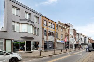 Het appartement bevindt zich in het stadscentrum van Aalst vlak bij het station, winkels/warenhuizen, scholen en openbaar vervoer. Het gebouw...