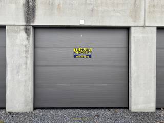 Centraal gelegen bovengrondse, afzonderlijke garagebox met automatische sectionale poort te Bevere. Zowel bereikbaar via de Koestraat als via de...
