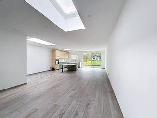 Bij het betreden van de woning komen we terecht in de zeer ruime en lichtrijke leefruimte. Dankzij de lichtkoepels en het grote schuifraam geniet...