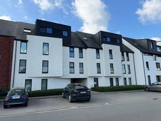<p><span>ENERGIEZUINIG, KWALITATIEF EN LUMINEUS APPARTEMENT MET 2 SLAAPKAMERS, GROOT ZUID-GEORIËNTEERD TERRAS 18M² EN BUITEN-AUTOSTAANPLAATS.</span></p><p><span>1ste verdieping met lift - ligging in een mooie residentie nabij centrum, station en Dorpshart met vlotte bereikbaarheid via N16, A12 en N17</span></p><p><span> </span></p><p><span>Inkomhal / wc met handwas / living met eetplaats en super-ingerichte open keuken (totale opp.: 24m²) met toegang tot groot zuid-georiënteerd terras (18m²) / berging met was- en stookplaats / 2 slaapkamers (3,4 x 3,2m; 2,8 x 2,8m) / badkamer met wastafel en inloopdouche.</span></p><p><span>Buiten-autostaanplaats op parking achter gebouw / gemeenschappelijke fietsenberging.</span></p><p><span> </span></p><p><span>Appartement is voorzien van lichtarmaturen en raamdecoratie.</span></p><p><span> </span></p><p><span>Lasten: € 75 / maand.</span></p><p><span> </span></p><p><span>Appartement is bewoonbaar door maximaal 3 personen.</span></p><p><span> </span></p><p><span> </span></p><p><span> </span></p>
