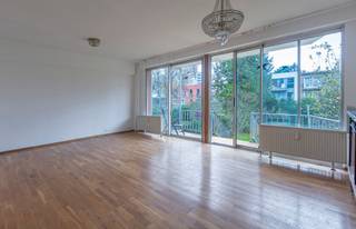 <p>Mooi appartement met 1 slaapkamer, terras en tuin te Oudergem in een wijk waar het zeer aangenaam wonen is. In nabijheid van alle faciliteiten waaronder openbaar vervoer, op wandel en fietsafstand van de campussen van de V.U.B en de U.L.B., het Delta ziekenhuis en met een snelle verbinding naar het centrum van en de ring rond Brussel. Gelegen op de gelijkvloerse verdieping van een kleine, goed onderhouden en beheerde residentie met lift.<br /><br />Dit appartement omvat inkomhal met veiligheidsdeur en vestiaire, ruime woonkamer met veel lichtinval , ingerichte keuken, een grote slaapkamer, wc, badkamer, een privatieve kelder en het genot van een prachtige tuin. <br />Nieuwe verwarmingsinstallatie in 2025. Het appartement is vrij van gebruik en stedenbouwkundig betreft het een appartement met twee slaapkamers.</p><p></p><p>Mogelijkheid tot aankopen van 2 autostaanplaatsen mits meerprijs.</p><p></p><p>EPC 313kWh/m² - CO2 61 - Klasse F</p>