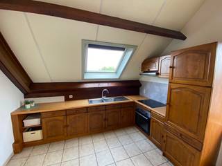 <p><strong>Gezellig appartement met topligging in Maaseik</strong></p>
<p>Op zoek naar een comfortabele woonst op een rustige locatie en dicht bij alle voorzieningen? Dan is dit appartement zeker een bezoek waard. Gelegen in een rustige straat nabij het centrum van Maaseik, geniet u hier van een aangename woonomgeving met tal van mooie wandel- en fietsroutes in de directe omgeving.</p>
<p>Het appartement omvat een inkomhal, een ruime en gezellige leefruimte, een keuken met aansluitende berging, een slaapkamer en een badkamer met toilet en bad/douche.</p>
<p><strong>Troeven:</strong><br />- Rustige ligging<br />- Nabij centrum en winkels<br />- Mooie wandel- en fietsmogelijkheden in de buurt<br />- Praktische indeling<br /><br />Wij <strong>ontzorgen</strong> je ook voor de <strong>verkoop</strong> van je <strong>huidige woning</strong>! Voor meer uitleg helpen we je graag verder.<br /><br />Voor een <strong>bezoek ter plaatse</strong>, klik op onze website www.jansenrealestate.be bij het pand op de knop 'bezoek aanvragen' en je wordt zo snel als mogelijk gecontacteerd.</p>