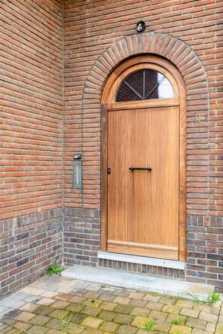 FOR SALE: Spacious house with 4 bedrooms in Houthalen!This spacious family home in Houthalen offers many possibilities and combines updated spaces...