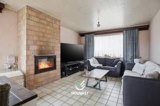 Deze bungalow is gelegen in het hart van het pittoreske Woesten, een deelgemeente van Vleteren, op korte afstand van Poperinge en Ieper. Dankzij...