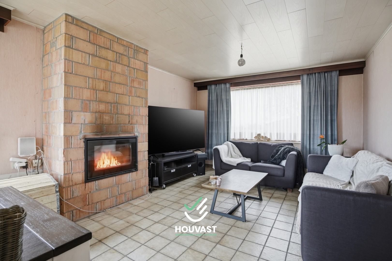 Te koop - Bungalow met 3 slaapkamers en veel potentieel in het charmante Woesten. - foto 2