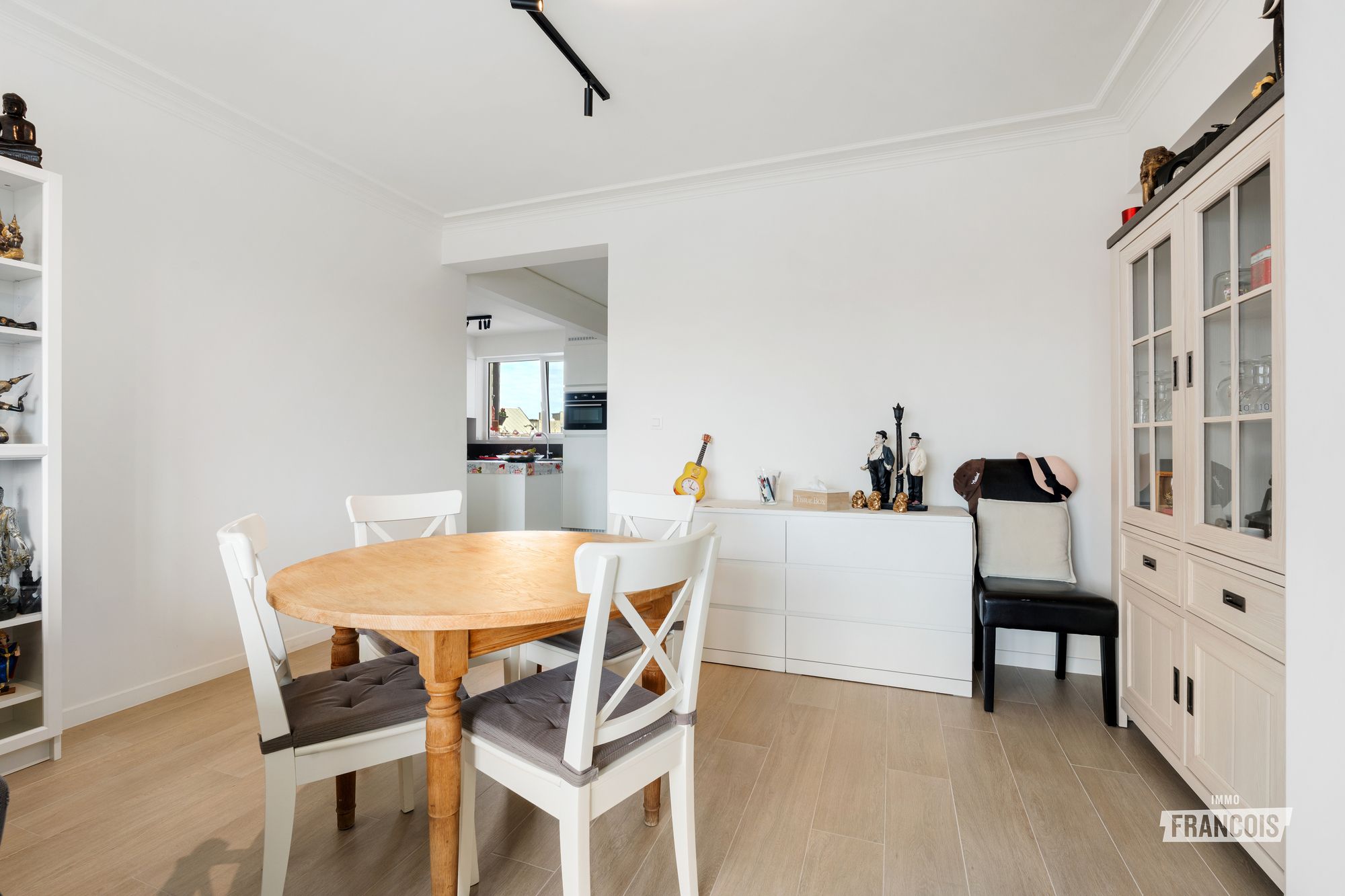 Gerenoveerd tweeslaapkamer appartement in hartje Oostende. - foto 4