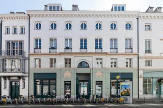 1000 BRUSSEL (Laekenstraat 111) - Op de bovenste verdieping van een klein gebouw in het stadscentrum biedt TREVI u dit mooie gemeubileerde appartement van ± 60 m² aan, met de volgende indeling: woonkamer; ingerichte keuken, slaapgedeelte, slaapkamer, badkamer. EPB: D (174 kWh/(m²/jaar) 34 kg/(m²/jaar) Huurprijs: 1.075 € / maand. Vooruitbetaling voor kosten: 75 € / maand voor eigen waterverbruik, verzekering en onderhoud van de gemeenschappelijke ruimtes. Mogelijkheid om een parkeerplaats te huren voor 125 € extra. Beschikbaar vanaf 01/12/2026. Informatie en bezichtigingen bij Louis Meert 0477 57 98 87 of via e-mail: LMEERT@TREVI.BE