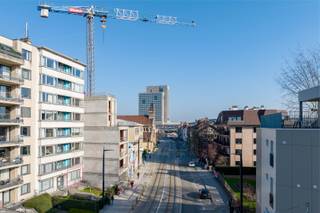 Dit charmante appartement, gelegen aan de Voskenslaan, is een ideale woonplek voor wie op zoek is naar comfort.<br />Bij het binnenkomen wordt u verwelkomd in een ruime inkomhal met vestiaire, die meteen een gevoel van openheid en praktische indeling creëert. Vanuit de hal heeft u toegang tot alle ruimtes van het appartement: de keuken, de slaapkamer, de badkamer, het apart toilet en de leefruimte.<br />De lichtrijke leefruimte vormt het hart van de woning en geniet van een aangename natuurlijke lichtinval, wat zorgt voor een warme en uitnodigende sfeer. Aansluitend bevindt zich de functionele keuken, die alle mogelijkheden biedt voor dagelijks kookcomfort.<br />Het appartement beschikt verder over één volwaardige slaapkamer, een badkamer en een apart toilet, wat het geheel extra praktisch maakt.<br />Kortom, een goed ingedeeld en aangenaam appartement op een gegeerde locatie, ideaal als eerste woning of als investering.<br /><br />Het appartement beschikt bovendien over een aparte bergruimte en een ondergrondse fietsenstalling, wat zorgt voor extra comfort en praktische opbergruimte.<br /><br /><span>Stedenbouwkundige inlichtingen: woongebied, vergunningen uitgereikt, geen verkavelingsvergunning uitgereikt, geen rechterlijke of bestuurlijke maatregelen, voorkooprecht. Geen overstromingsgevoelig gebied, P-score: A, G-score: A. EPC 347 kwh/m2 (D)</span><br /><span><span><span><span><span><span><span><span><span><span><span><span><span><span><span><span><span><span><span><span><span><span><span><span><span><span><span><span>Bruikbare vloeroppervlakte: 91 m2 (opgemeten volgens EPC-attest)</span></span></span></span></span></span></span></span></span></span></span></span></span></span></span></span></span></span></span></span></span></span></span></span></span></span></span><br />Asbestattest: Asbestveilig: 3 asbestmaterialen - 0 beperkingen - 0 uitsluitingen.</span> Zorgvuldig beheren.