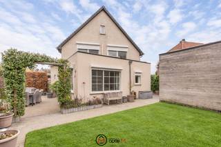 OP EEN PERCEEL VAN 435 M², GELEGEN AAN DE LUMMENSE KIEZEL 15, BEVINDT ZICH DEZE GERENOVEERDE WONING TE KOOP IN HASSELT.Je woont hier op een vlot...