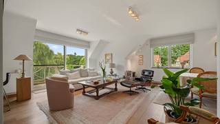 Rustig gelegen luxe appartement in het prachtige en unieke parkdomein 'Berkendael' van 1,5 hectare met grote vijver.<br />West georiënteerd.<br />Appartement op de 2de en 3de verdieping met terras 12m² en zeer mooi zicht op grote vijver en parktuin in een stijlvol gebouw met lift. <br />Omvat op de 2de verdieping: inkomhal, wc, ruime living met parket en sierhaard, terras 12m², open volledig ingerichte keuken, wasplaats-berging, badkamer, slaapkamers met aanpalende dressing. <br />Op de 3de verdieping: 2de en 3de slaapkamer, badkamer met douche, dubbele lavabo en ligbad, 3de wc.<br />Zeer degelijke afwerking en zeer goede staat. Instapklaar.<br />Totale vloeroppervlakte: 168m².<br />CV met aardgas. Bouwjaar: 2008. <br />EPC: 150 kWh/m² Jaar - energielabel B - UC: 2279103-RES-1.<br />Inbegrepen in de prijs is een ondergrondse autostaanplaats, kelder en parkingplaats voor het gebouw.<br />Stedenbouw info in aanvraag (woonpark = residentieel woongebied).<br />Niet overstromingsgevoelig - gebouwscore A - perceelscore A.
