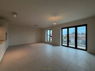 Dit <strong>INSTAPKLAAR EN ENERGIEZUINIG</strong> appartement bevindt zich op de tweede verdieping van een modern appartementsgebouw en beschikt over een gemeenschappelijke lift. Het appartement is <strong>IDEAAL GELEGEN</strong> dicht bij het station van Ronse, op wandelafstand van winkels, openbaar vervoer en scholen. Het pand beschikt over een <strong>TERRAS</strong> en een <strong>ONDERGRONDSE STAANPLAATS</strong>.<br /><br />De indeling is als volgt: inkomhal, <strong>LICHTRIJKE WOONKAMER</strong> met<strong> OPEN INGERICHTE KEUKEN</strong>, <strong>1 VOLWAARDIGE SLAAPKAMER</strong>, een <strong>MODERNE BADKAMER</strong> met <strong>INLOOPDOUCHE</strong> en <strong>ANDERHALVE LAVABO</strong>, afzonderlijk toilet, praktische berging en <strong>RUIM TERRAS</strong>. Totale bewoonbare oppervlakte: 68,42 m².<br /><br />Opmerking: Omdat je financieel comfortabel zou kunnen huren wordt de volgende basisregel gehanteerd: € 795* 3 = € 2175 <br /><br /><strong>Adres:</strong> Molendam 66 bus 201, 9600 Ronse<br /><u><strong>Onmiddellijk beschikbaar!</strong></u><br />Huurprijs: €795,00/ maand + €50 syndic <br />EPB in opmaak 