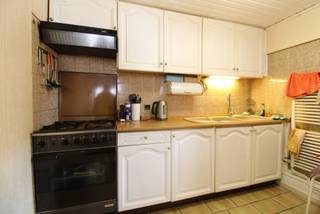 Zeer mooie woning met garage op gunstige ligging. Deze halfopen woning is gelegen op een mooi perceel van +- 255m². De woning bestaat uit een grote woonkamer, keuken, veranda, apart toilet, inkomhal, badkamer met ligbad – douche combinatie, 2 ruime slaapkamers en 1 kleinere slaapkamer, zolderruimte, een grote tuin met terras en een grote garage in de tuin. Keuring elektriciteit is conform. Nieuwe gascondensatieketel geplaatst in 2025. Verder is er ook een zonneboiler voorzien. EPC: 499 kWh/m²jaar (label E). VP: € 338.000,-