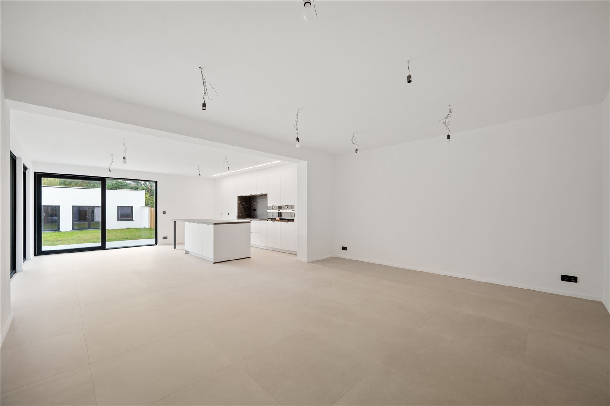 Halfopen bebouwing met 4 kamers, bureel en bijgebouw - foto 4