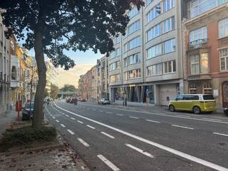 Meer informatie of een bezoek plannen?<br />📞 09 279 11 22 | ✉️ info@centeroffice.be<br /><br />Dit handelspand is uitstekend gelegen aan de Krijgslaan, tussen het Miljoenenkwartier en het Citadelpark — een drukke invalsweg met een constante passage. Dankzij de uitzonderlijk lange etalage geniet uw zaak hier van maximale zichtbaarheid en commerciële uitstraling.<br /><br />Het pand is verhuurd sinds 2019 aan een maandelijkse huurprijs van €3.500 (geïndexeerd: ca. €4.369,05), wat een nettorendement van 5,6% oplevert. Hierdoor is dit niet alleen een sterke commerciële locatie, maar ook een solide investeringsopportuniteit.<br /><br />De winkelruimte is rolstoeltoegankelijk, beschikt over hoge plafonds en een centrale open ruimte. Achteraan bevinden zich bovendien twee vergaderzalen, een badkamer, keuken, berging en een groot terras.<br />